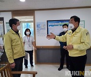 코로나 백신 접종 준비 점검하는 김철수 속초시장