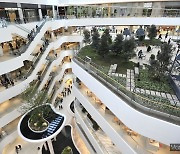 여의도에 생긴 쇼핑하는 공원.. 백화점 뺀 '더현대 서울' 사전 오픈