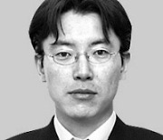 <뉴스와 시각>혁신의 팔 비트는 文정부