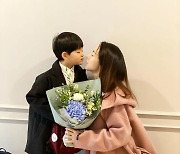 '이범수♥'이윤진, 아들 유치원 졸업식 축하 "밝게 자라줘 고마워" [SNS★컷]