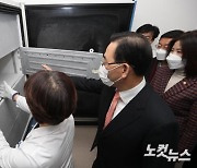 약품저장 냉동고 살피는 주호영