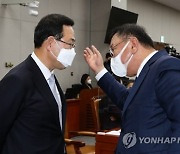 신현수 사태 놓고 정면충돌한 여야.."정치공세" vs "콩가루 집안"