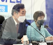 코로나19 백신·치료제 토론회 인사말하는 이낙연