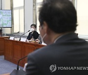 반려동물 동행시설 안내서비스 브리핑 듣는 이낙연