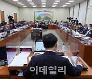 [포토]정무위 주재하는 윤관석 정무위원장