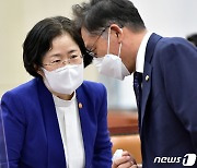 배진교 의원과 대화 나누는 조성욱 공정거래위원장