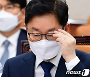 박범계 "비서실장 말대로 승인 후 발표..신현수와 충분히 소통"