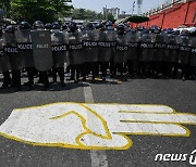 페북, 미얀마 군부 계정 차단.."군부 허용 위험성 너무 커"