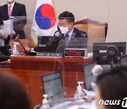 국회 법사위 통과하는 '가덕도 신공항 특별법'