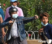 미얀마 군부 지지세력 등장..'맞불 집회'로 시위대 위협