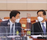 <포토> 대화하는 박범계 법무부 장관-조재연 법원행정차장-송민헌 경찰청 차장