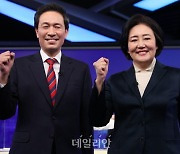 <포토> 우상호-박영선, 민주당 서울시장 후보 경선 토론회