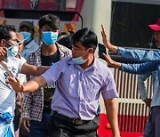 미얀마 친군부 시위대 등장, 폭력·흉기 휘둘러 곳곳 '충돌'