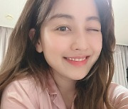 트와이스 지효, 혼자한 머리도 예뻐요 '러블리 윙크'[SNS★컷]