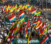 미얀마 군정 지지세력 등장..반대세력과 거리 충돌