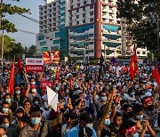 미얀마 친군부 시위대 등장..20일 만달레이 총격 부상자 또 숨져