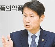 "아스트라제네카, 고령층서 이상반응 오히려 낮아..믿고 맞아달라"