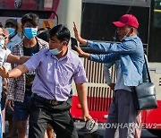 미얀마 친군부 시위대 등장, 폭력·흉기 휘둘러 충돌 양상(종합)