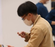 [포토]애플 스토어 2호점, 아이폰 살펴보는 한 시민