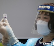 백신 접종 준비하는 청주 씨앤씨요양병원 의료진