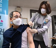 [접종현장]논산 백제병원 의무원장 첫 접종 "독감주사 맞는 기분"