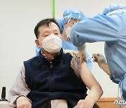 광주 백신 예방 접종 첫날 '이상반응' 없었다..3011명 완료