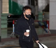 [E포토] 박명수, '출근길 커피 한잔'