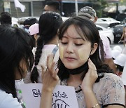 '시민들끼리 싸우나'.. 쿠데타 한 달 미얀마의 사면초가