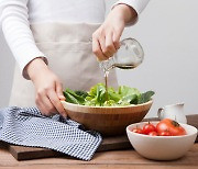 채소 샐러드, 건강 효과 톡톡히 보려면 드레싱을 뿌려라