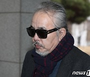 가수 전인권, 이웃집 대문에 기왓장 투척 혐의로 검찰 송치