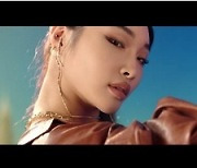 비X청하 'WHY DON'T WE' 퍼포먼스 티저 공개, 무대장인 재입증