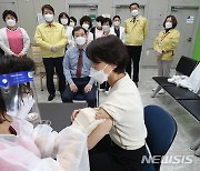 대구 첫 백신 접종자, 한솔요양병원 이명옥 부원장