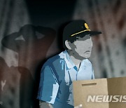 '경비원 몽둥이 폭행' 60대 입주민, 구속영장 심사 출석