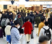 '백신 접종 시작, 일상 복귀 언제쯤 가능할까'