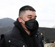 '특수폭행교사 혐의' 승리, 여배우 동석 CCTV 공개→정준영 증인 출석