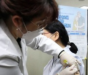 '백신접종 첫날' 전북서 의심 증세 1건 발생.."열나고 근육통"