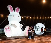 부산관광공사, 용두산공원 달 토끼 빛 밝혀