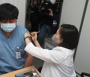 '코로나19 최일선' 의료진·종사자 화이자 백신 접종 시작