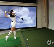 골프존 주최 '스크린골프 대결'에서 샷하는 유현주