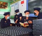 북한 "사상 사업은 적시적으로"..공장서도 학습
