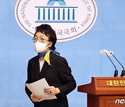 기자회견장 나서는 김진애 '3자 동시 단일화 반대'