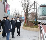 [포토]채현일 영등포구청장, '더현대 서울' 백화점 개점 불편사항 점검