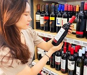 '홈술' 확산에 편의점 와인, 올해도 인기.. 전년보다 200% 넘게 매출 증가