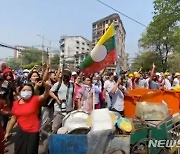 미얀마 시위 유혈 사태 "최소 18명 사망"..실탄 경고사격까지