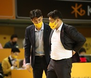 [JB포토]  작전을 이야기 하고 있는 안덕수 KB스타즈 감독과 진경석 코치