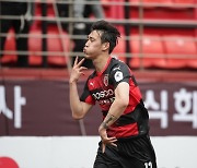 포항, 인천 2-1 꺾고 첫 승.. 송민규 역전 결승골