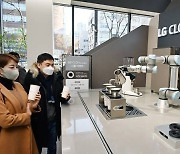 LG전자 매장에 등장한 로봇 "커피 한잔 드세요"