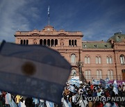 '백신 새치기 접종' 항의하는 아르헨티나 시위대