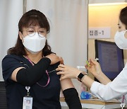 한국도 코로나19 백신 접종 시작..국내 백신 개발사 향방은