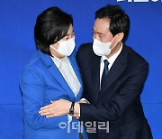 [포토]포옹하는 박영선-우상호